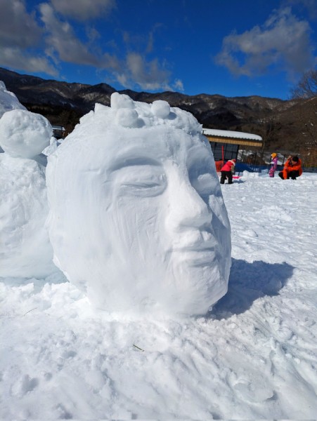 雪山に突如現れた巨大な仏像の頭に騒然……仏師が雪像を彫った結果がすごすぎた