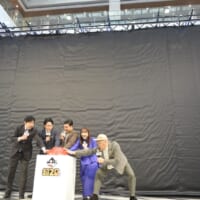 株式会社BANDAI SPIRITS執行役員ロト・イノベーション事業部GMの藤田寛之さんとゲストが中央の赤いボタンのところへ集まり、モザイクアート公開の準備