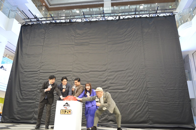 株式会社BANDAI SPIRITS執行役員ロト・イノベーション事業部GMの藤田寛之さんとゲストが中央の赤いボタンのところへ集まり、モザイクアート公開の準備