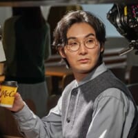 細縁のメガネを自身でセレクトするなど役を作り込んで登場した松田さん