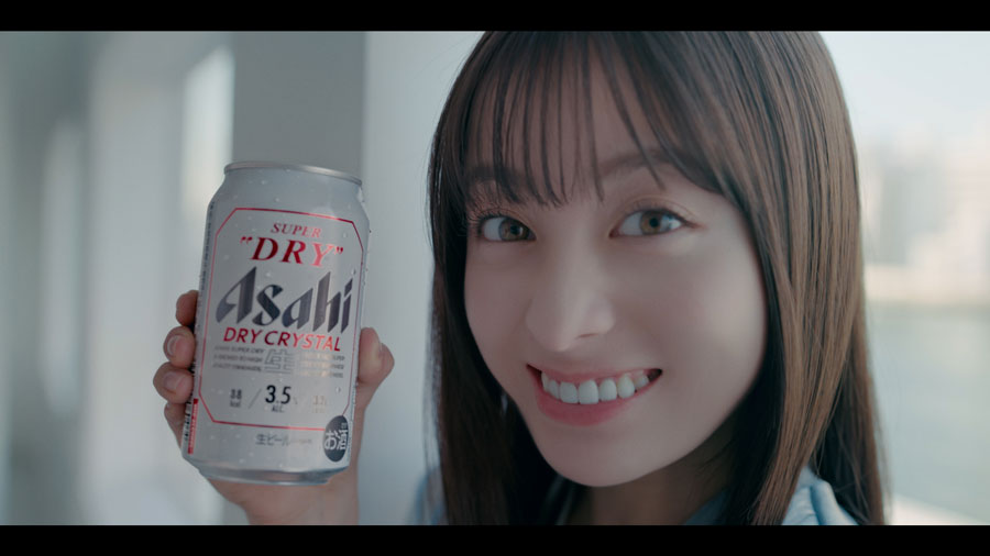 ビール好きの橋本環奈がアサヒスーパードライ ドライクリスタルの新TVCMに出演