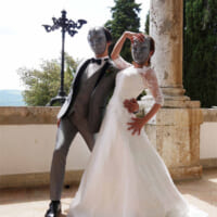 イタリア古城に石仮面夫婦現る？ジョジョ好き同士が結婚式で推…