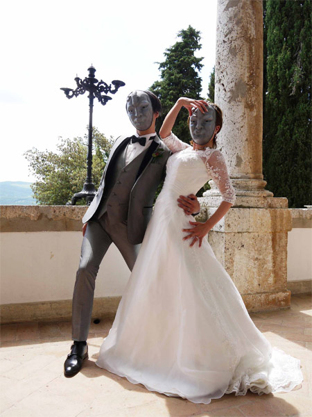 イタリア古城に石仮面夫婦現る？ジョジョ好き同士が結婚式で推し愛炸裂