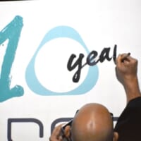 「IQOS 10 Year Anniversary」のロゴ