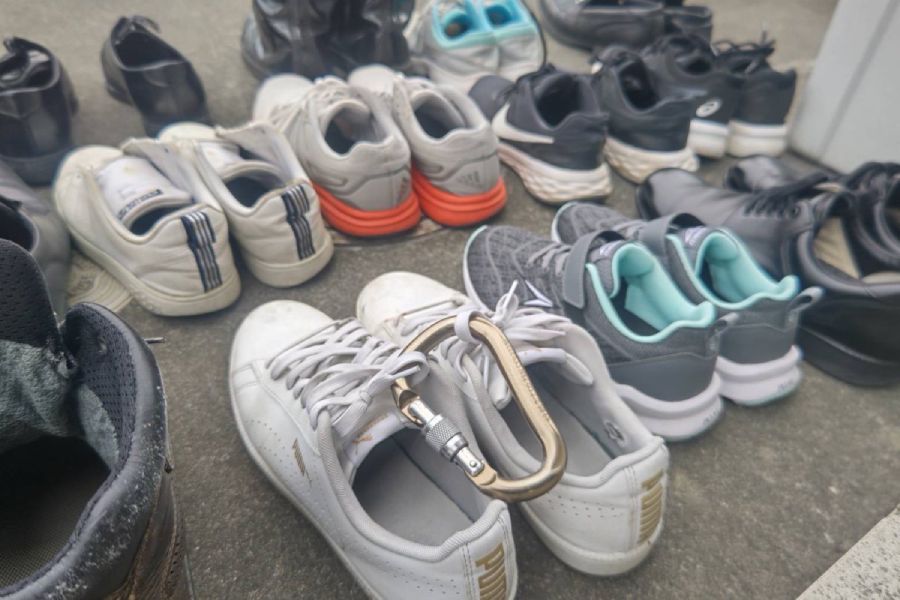靴の履き間違い防止にカラビナや洗濯バサミがおすすめ　警視庁災害対策課が紹介