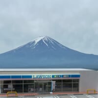 ローソンの模型を使用して撮った見事な「富士山ローソン」の写真